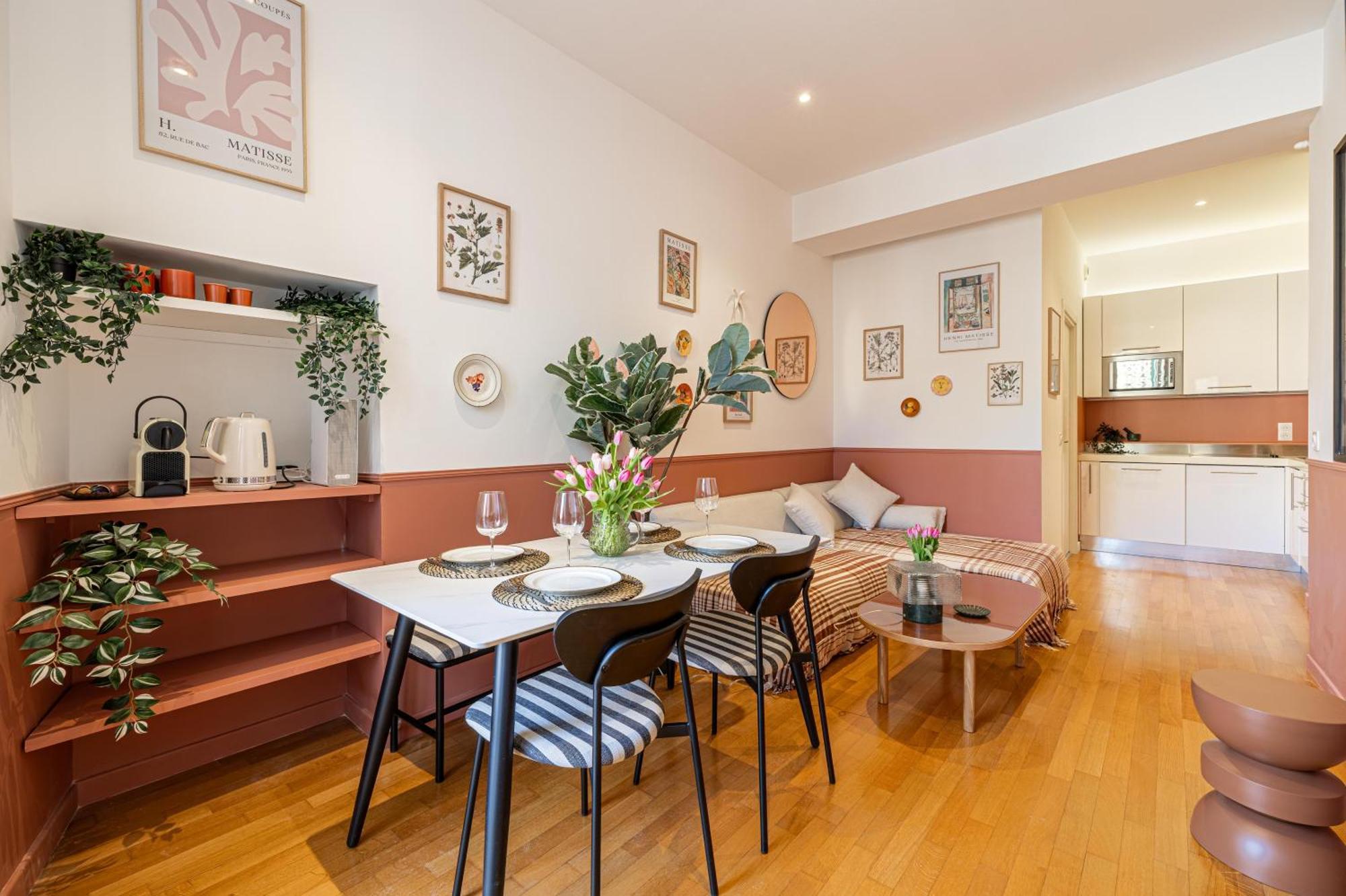 Apartment New! Remodeled In The Heart Of Nice, 3 Min, 2br, Ac, Elevator, Amazing Little Terrace, Location!